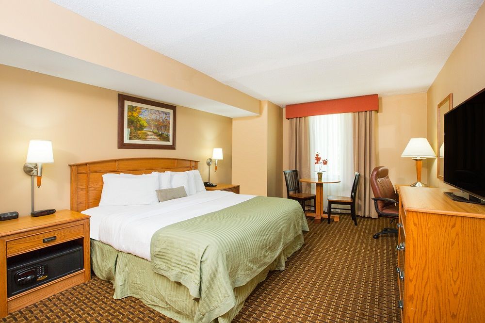 king bed in room